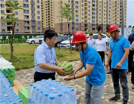 7月5日，集團(tuán)公司黨委副書記、總經(jīng)理惠宏軍帶隊赴咸陽市秦都區(qū)馬泉新家園三標(biāo)段項目、興平四季花園三期項目開展“送清涼”慰問活動，并檢查防暑降溫及安全生產(chǎn)工作情況 (2)_副本.jpg